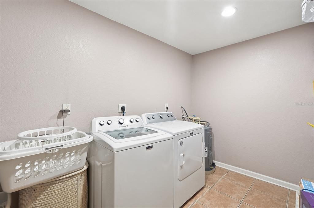 For Sale: $899,000 (5 beds, 5 baths, 4480 Square Feet)