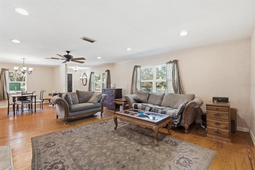 For Sale: $899,000 (5 beds, 5 baths, 4480 Square Feet)