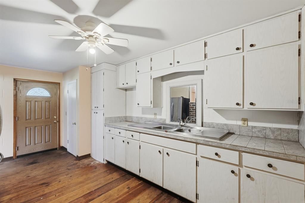 For Sale: $899,000 (5 beds, 5 baths, 4480 Square Feet)