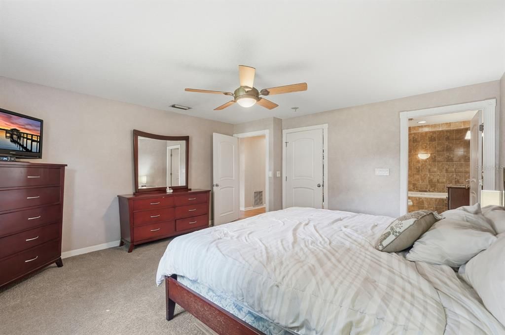 For Sale: $899,000 (5 beds, 5 baths, 4480 Square Feet)