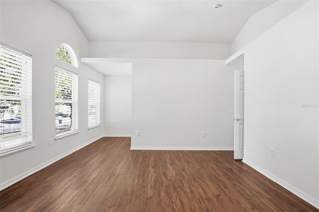 На продажу: $339,900 (4 спален, 2 ванн, 1944 Квадратных фут)