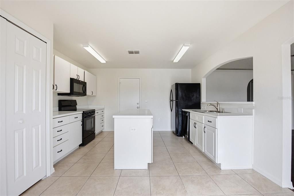 На продажу: $339,900 (4 спален, 2 ванн, 1944 Квадратных фут)