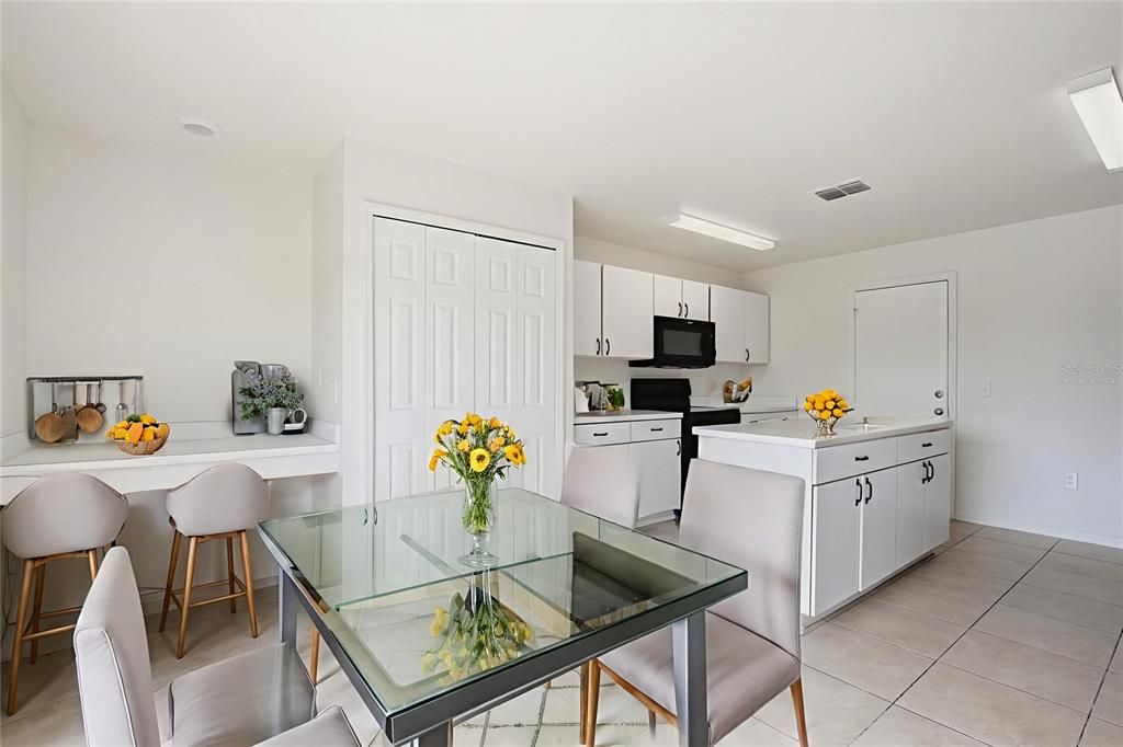 На продажу: $339,900 (4 спален, 2 ванн, 1944 Квадратных фут)