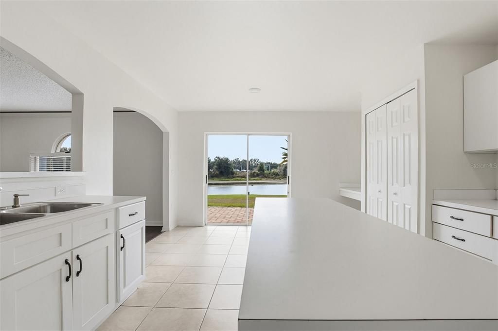 На продажу: $339,900 (4 спален, 2 ванн, 1944 Квадратных фут)