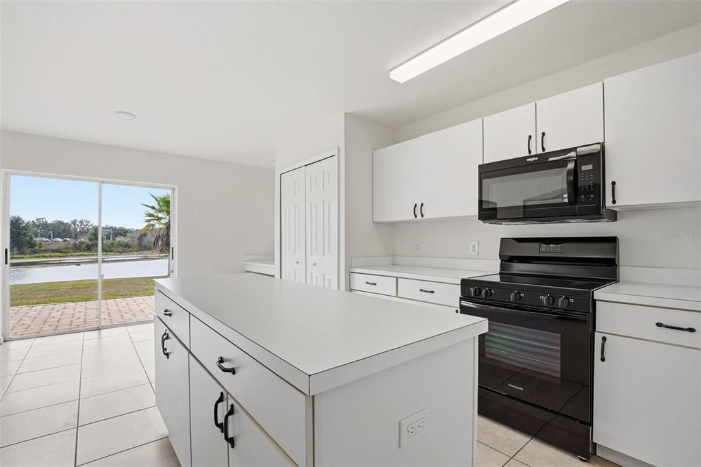 На продажу: $339,900 (4 спален, 2 ванн, 1944 Квадратных фут)