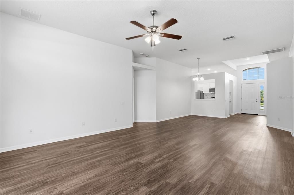 待售: $299,900 (4 贝兹, 2 浴室, 1665 平方英尺)