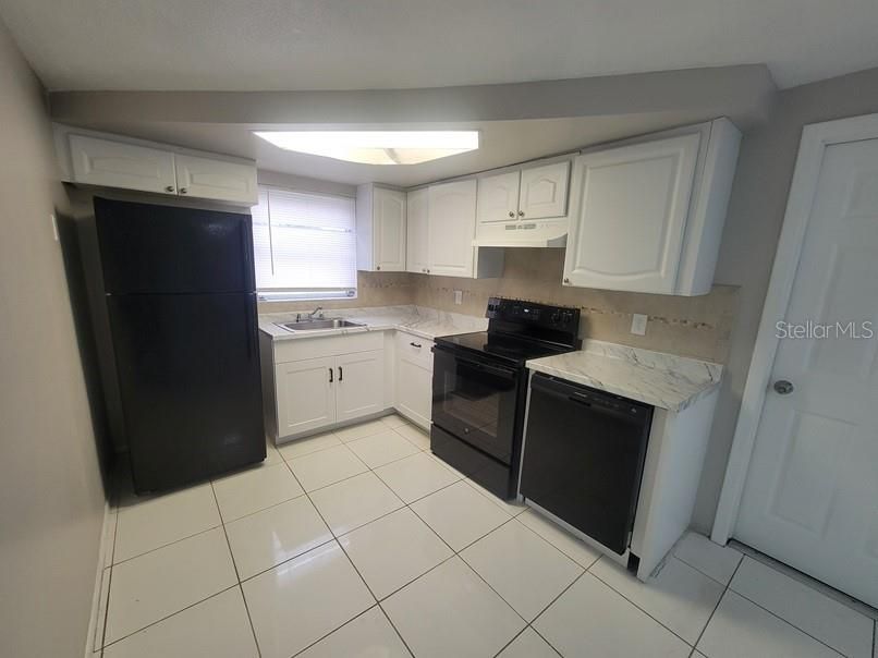 待售: $235,000 (3 贝兹, 1 浴室, 986 平方英尺)