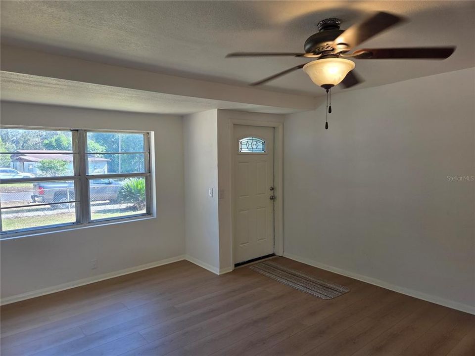 На продажу: $239,900 (3 спален, 1 ванн, 906 Квадратных фут)