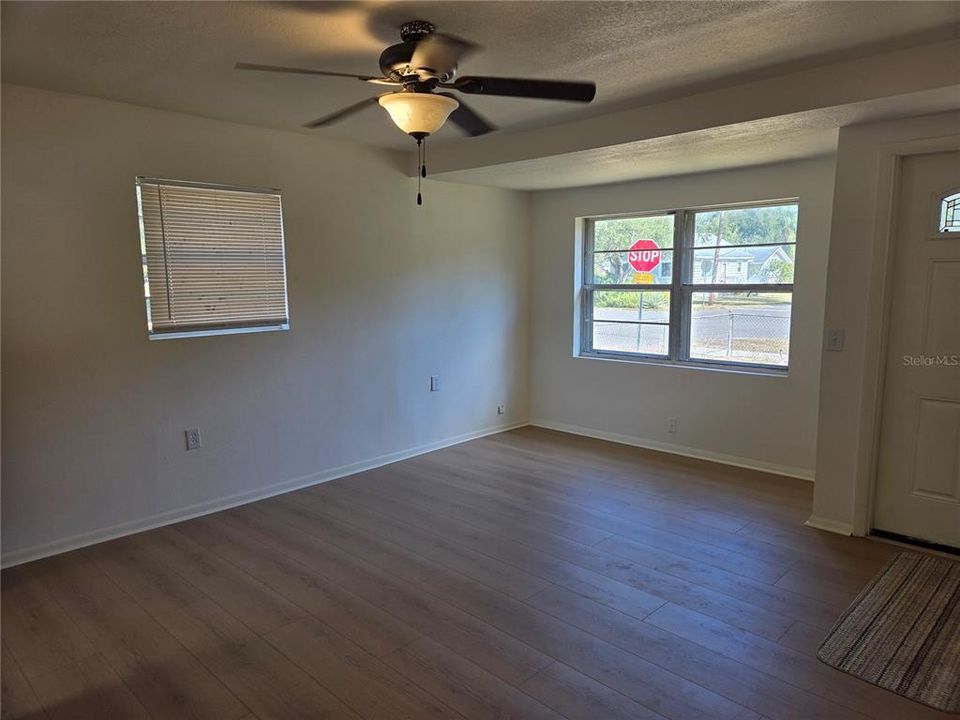 На продажу: $239,900 (3 спален, 1 ванн, 906 Квадратных фут)