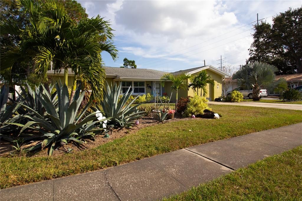 For Sale: $455,000 (2 beds, 2 baths, 1343 Square Feet)