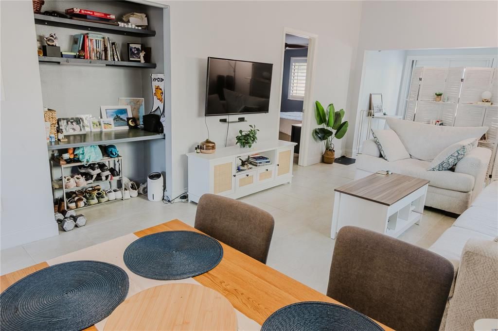 For Sale: $369,900 (2 beds, 2 baths, 1398 Square Feet)