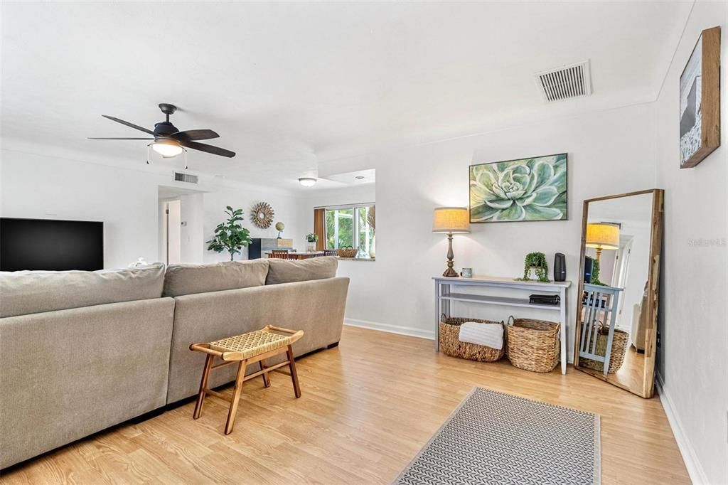 В аренду: $2,500 (2 спален, 1 ванн, 1008 Квадратных фут)