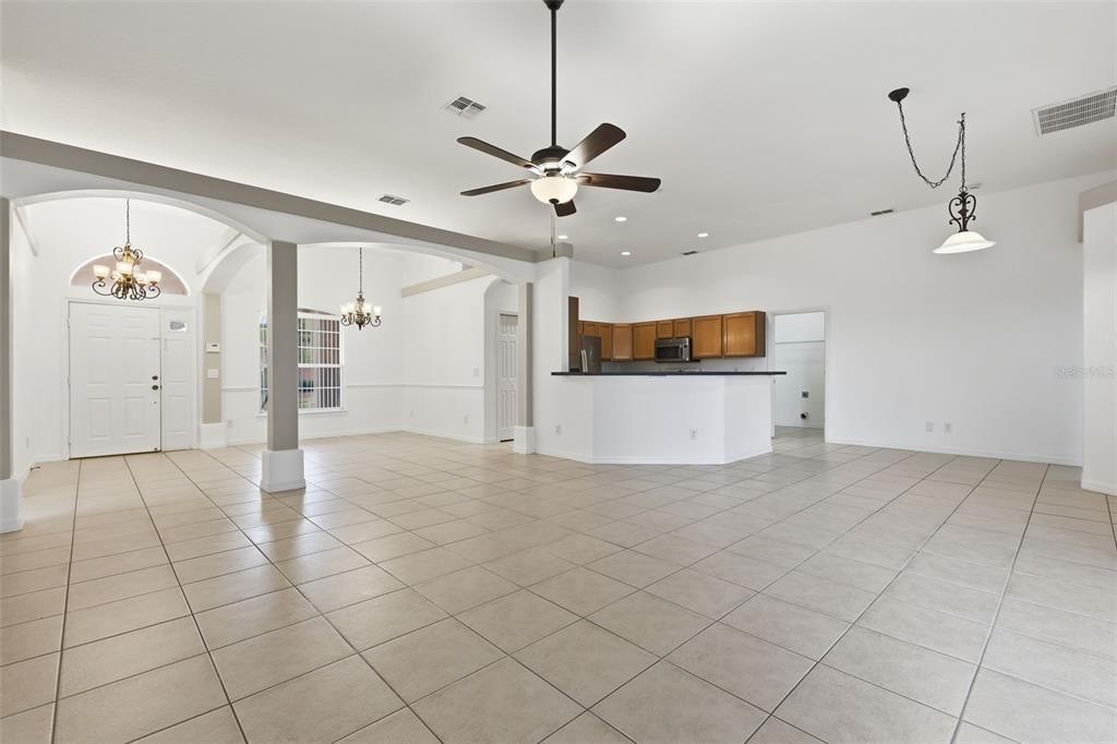 合同活跃: $309,000 (3 贝兹, 2 浴室, 1958 平方英尺)