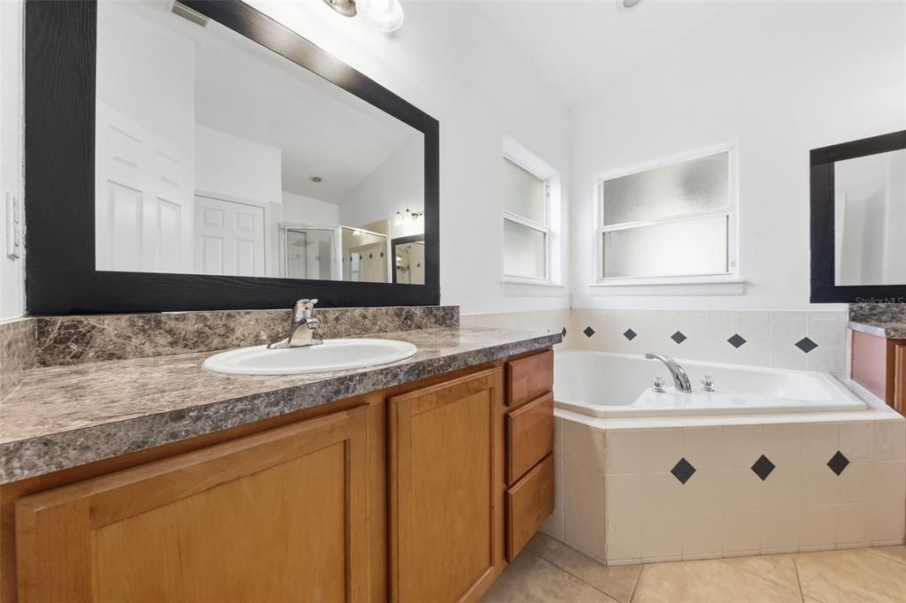 合同活跃: $309,000 (3 贝兹, 2 浴室, 1958 平方英尺)