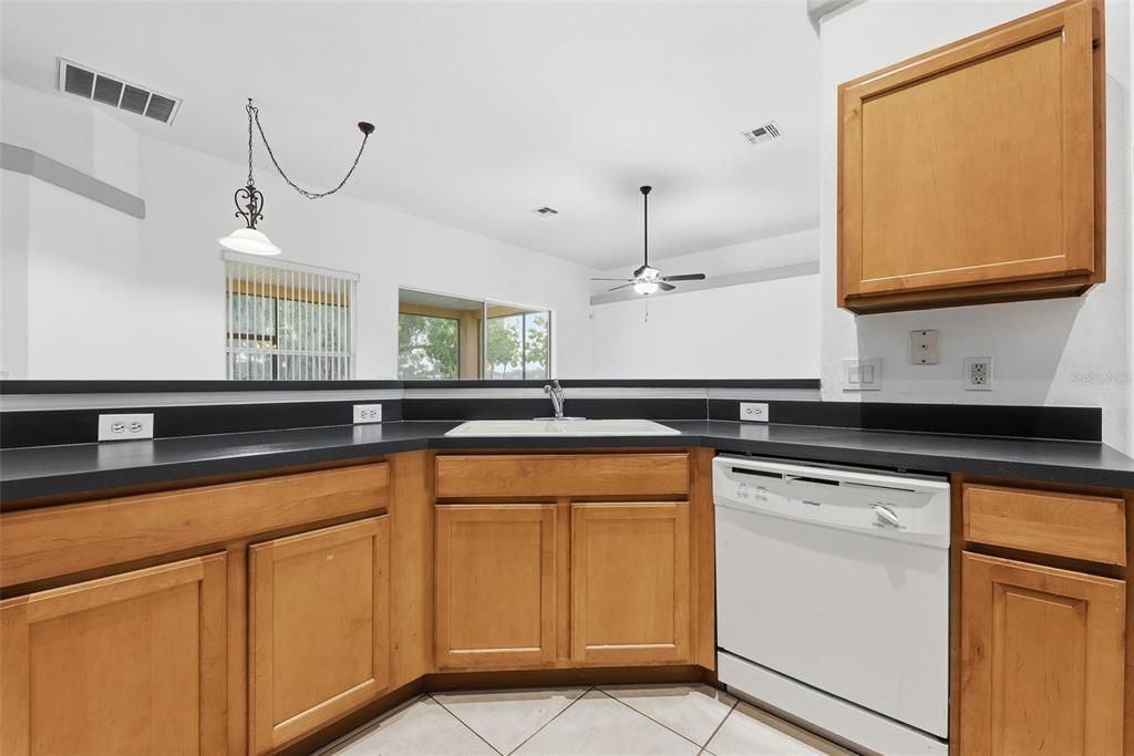 合同活跃: $309,000 (3 贝兹, 2 浴室, 1958 平方英尺)