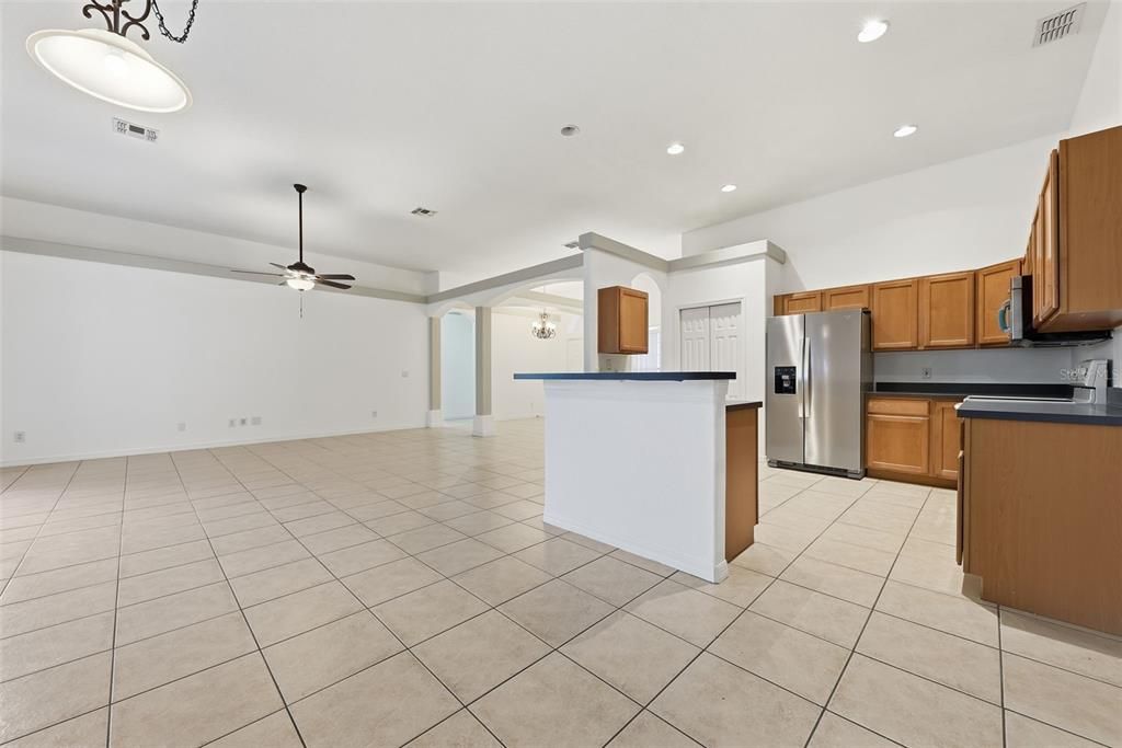 合同活跃: $309,000 (3 贝兹, 2 浴室, 1958 平方英尺)