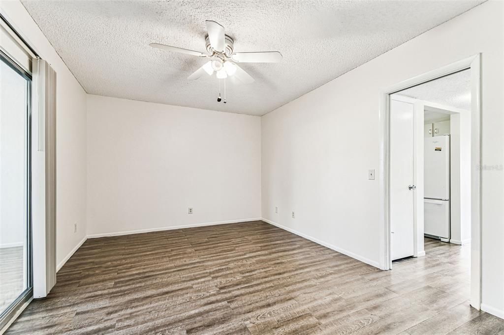 待售: $121,500 (1 贝兹, 1 浴室, 825 平方英尺)