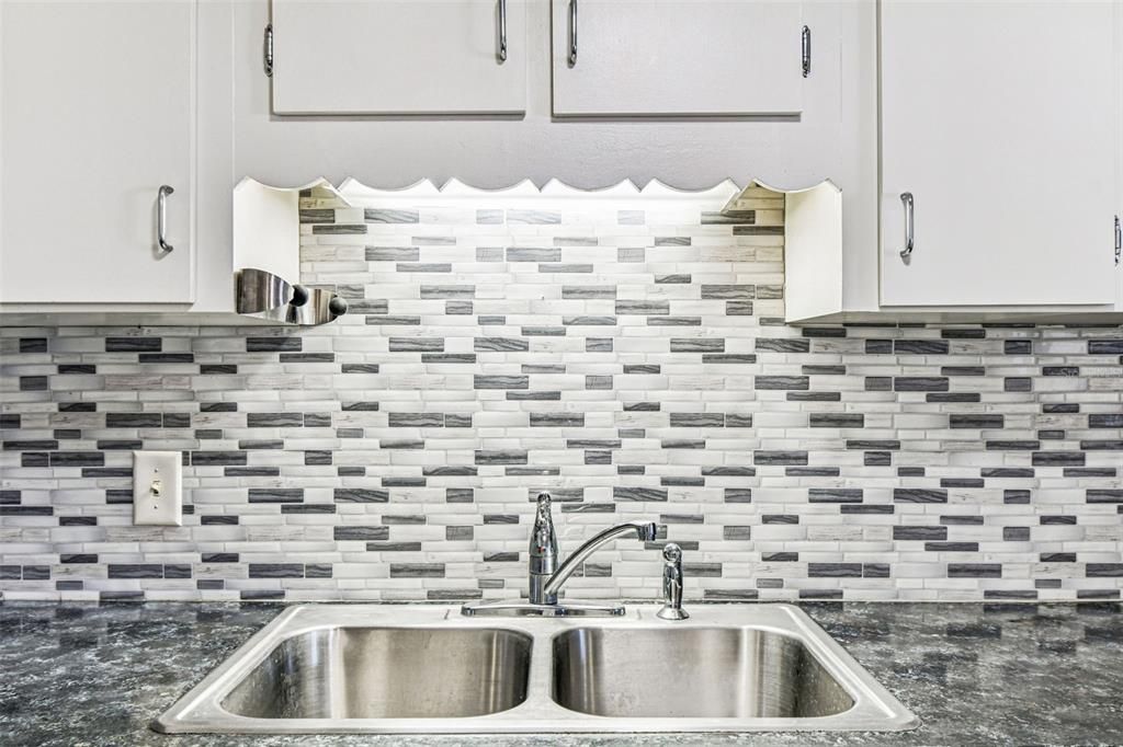 待售: $121,500 (1 贝兹, 1 浴室, 825 平方英尺)