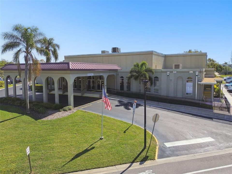 待售: $121,500 (1 贝兹, 1 浴室, 825 平方英尺)