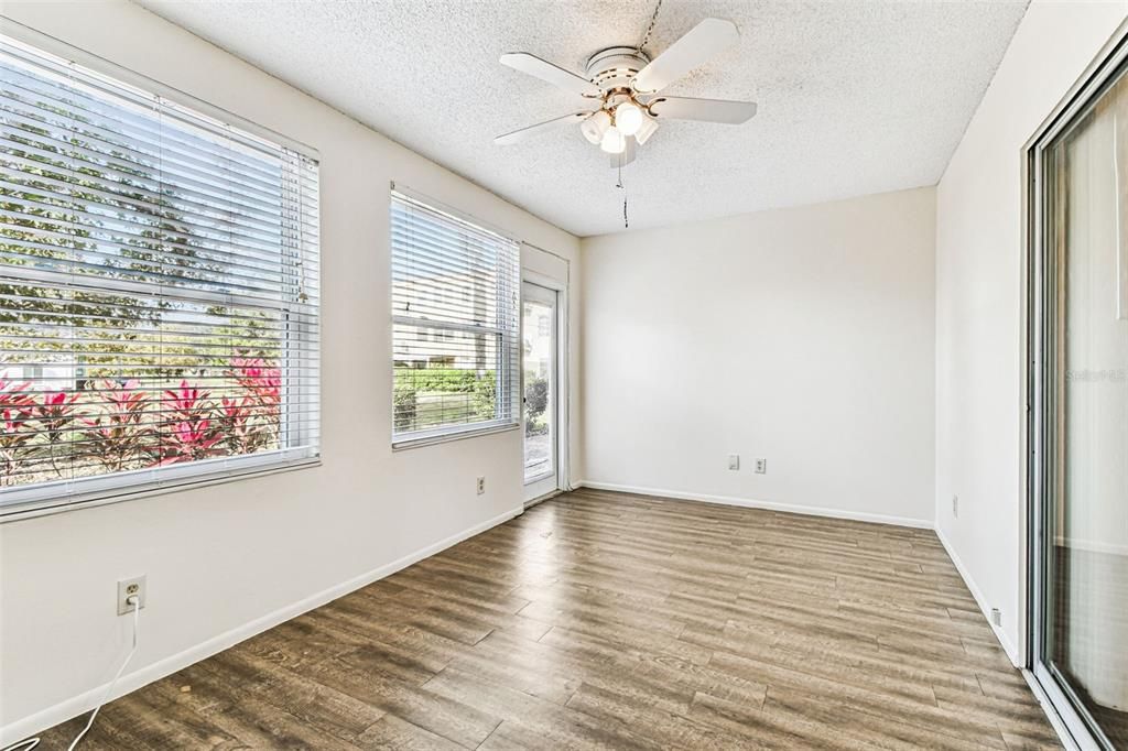 待售: $121,500 (1 贝兹, 1 浴室, 825 平方英尺)