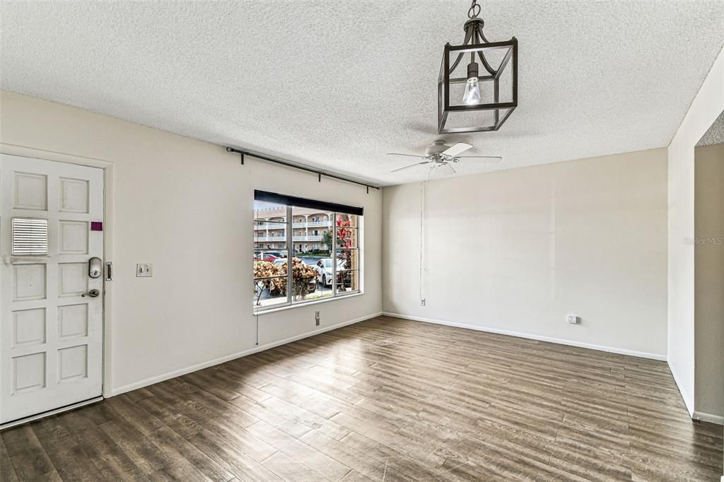 待售: $121,500 (1 贝兹, 1 浴室, 825 平方英尺)