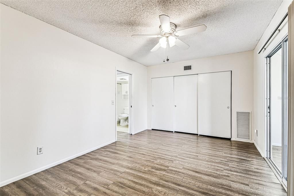 待售: $121,500 (1 贝兹, 1 浴室, 825 平方英尺)