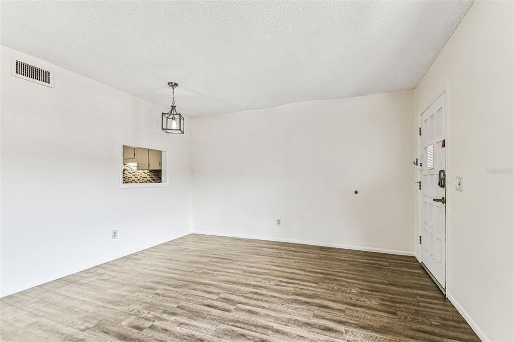 待售: $121,500 (1 贝兹, 1 浴室, 825 平方英尺)