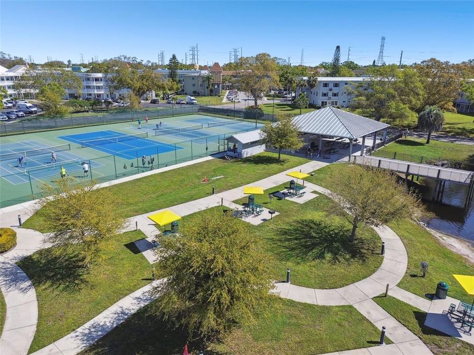 待售: $121,500 (1 贝兹, 1 浴室, 825 平方英尺)