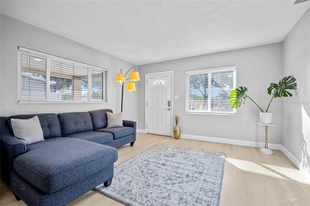 For Sale: $359,900 (2 beds, 1 baths, 822 Square Feet)