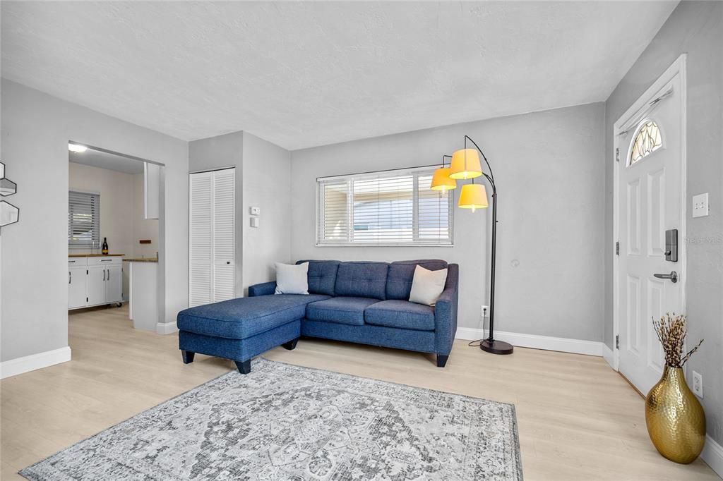 For Sale: $359,900 (2 beds, 1 baths, 822 Square Feet)