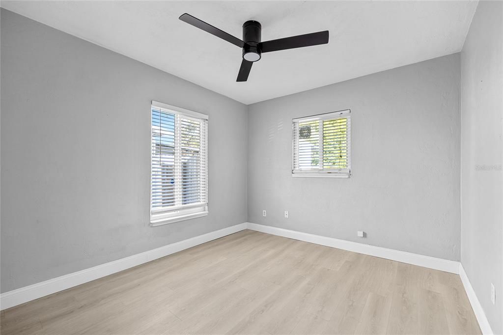 For Sale: $359,900 (2 beds, 1 baths, 822 Square Feet)