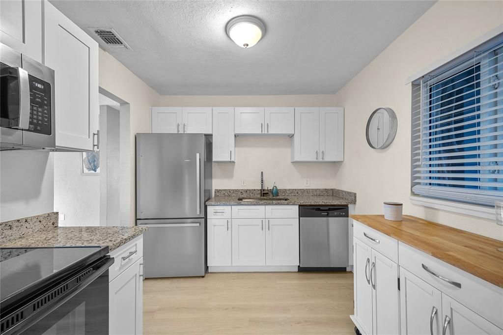 For Sale: $359,900 (2 beds, 1 baths, 822 Square Feet)