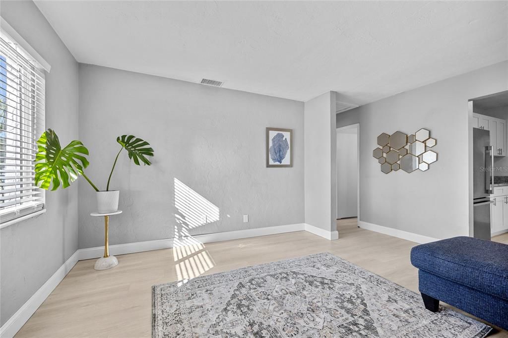 For Sale: $359,900 (2 beds, 1 baths, 822 Square Feet)