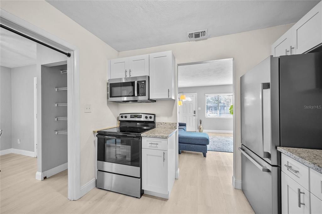 For Sale: $359,900 (2 beds, 1 baths, 822 Square Feet)