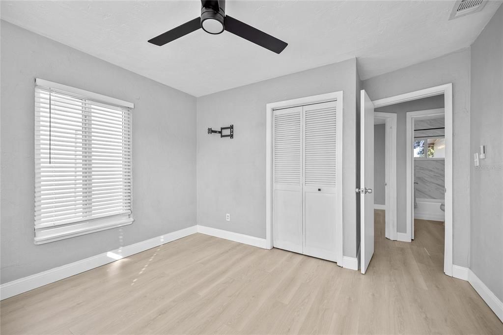 For Sale: $359,900 (2 beds, 1 baths, 822 Square Feet)