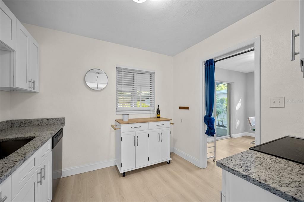 For Sale: $359,900 (2 beds, 1 baths, 822 Square Feet)