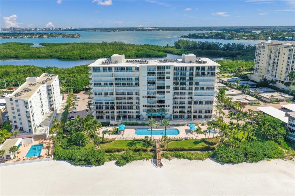 На продажу: $1,500,000 (2 спален, 2 ванн, 1350 Квадратных фут)