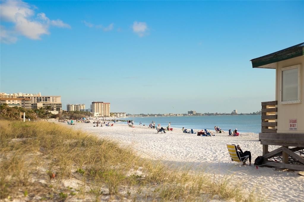 На продажу: $1,500,000 (2 спален, 2 ванн, 1350 Квадратных фут)