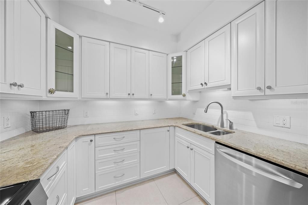 На продажу: $1,500,000 (2 спален, 2 ванн, 1350 Квадратных фут)