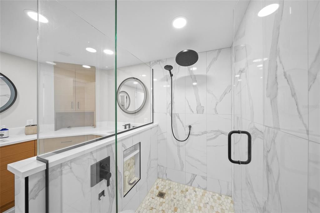 На продажу: $1,500,000 (2 спален, 2 ванн, 1350 Квадратных фут)