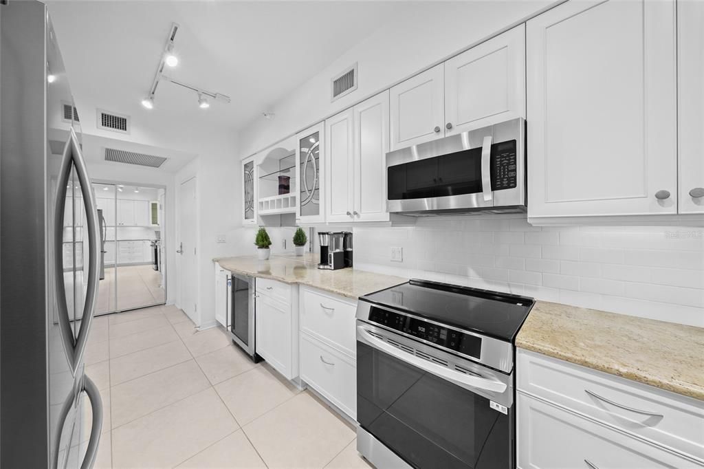 На продажу: $1,500,000 (2 спален, 2 ванн, 1350 Квадратных фут)