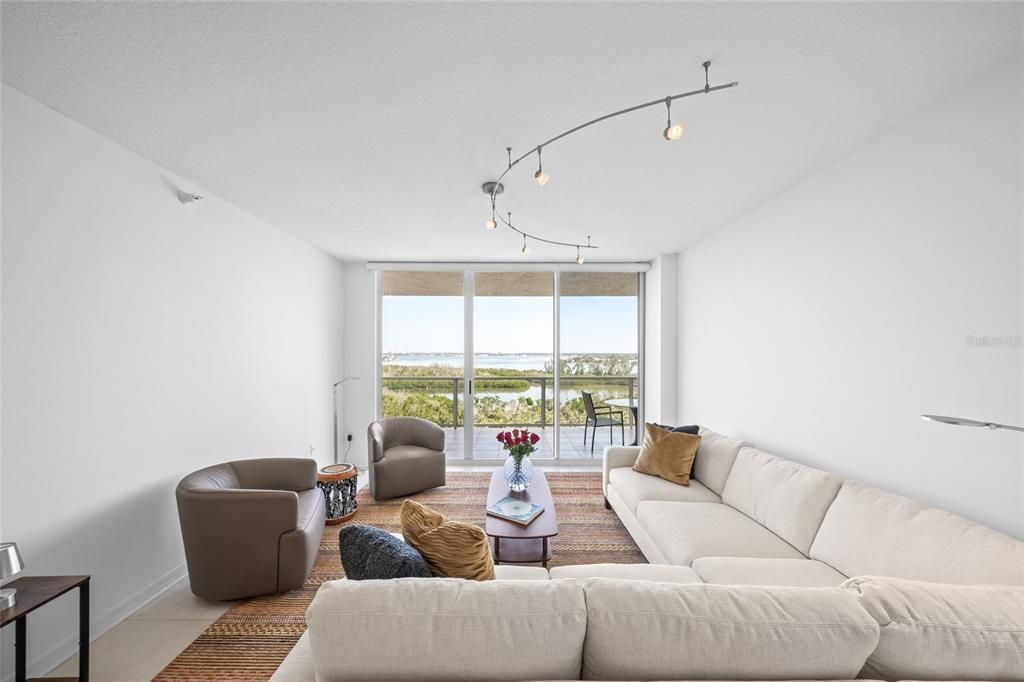 На продажу: $1,500,000 (2 спален, 2 ванн, 1350 Квадратных фут)