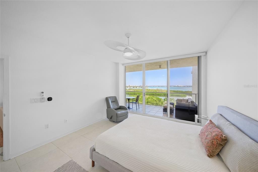 На продажу: $1,500,000 (2 спален, 2 ванн, 1350 Квадратных фут)