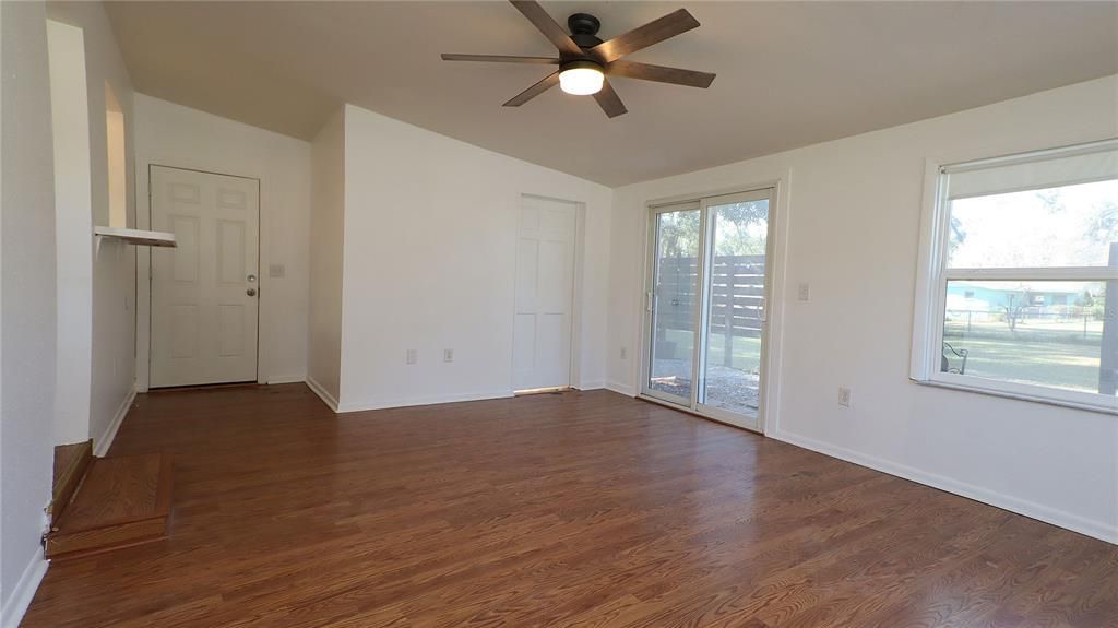 На продажу: $195,000 (4 спален, 1 ванн, 1196 Квадратных фут)