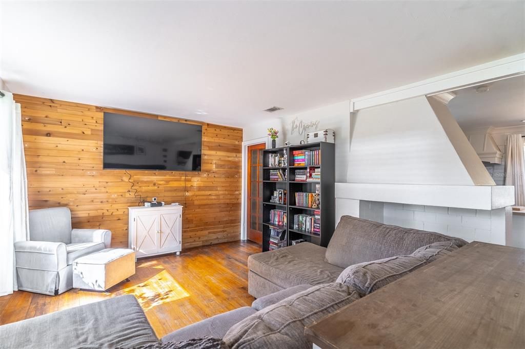 For Sale: $250,000 (2 beds, 1 baths, 1000 Square Feet)