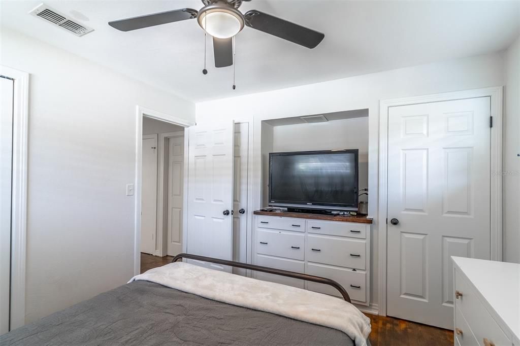 For Sale: $250,000 (2 beds, 1 baths, 1000 Square Feet)