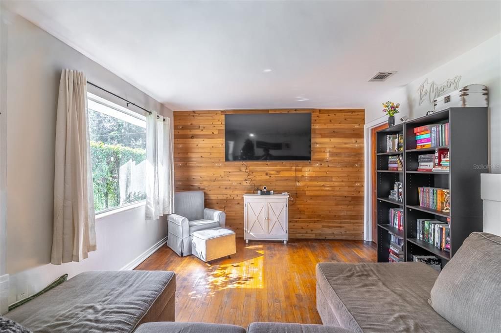 For Sale: $250,000 (2 beds, 1 baths, 1000 Square Feet)