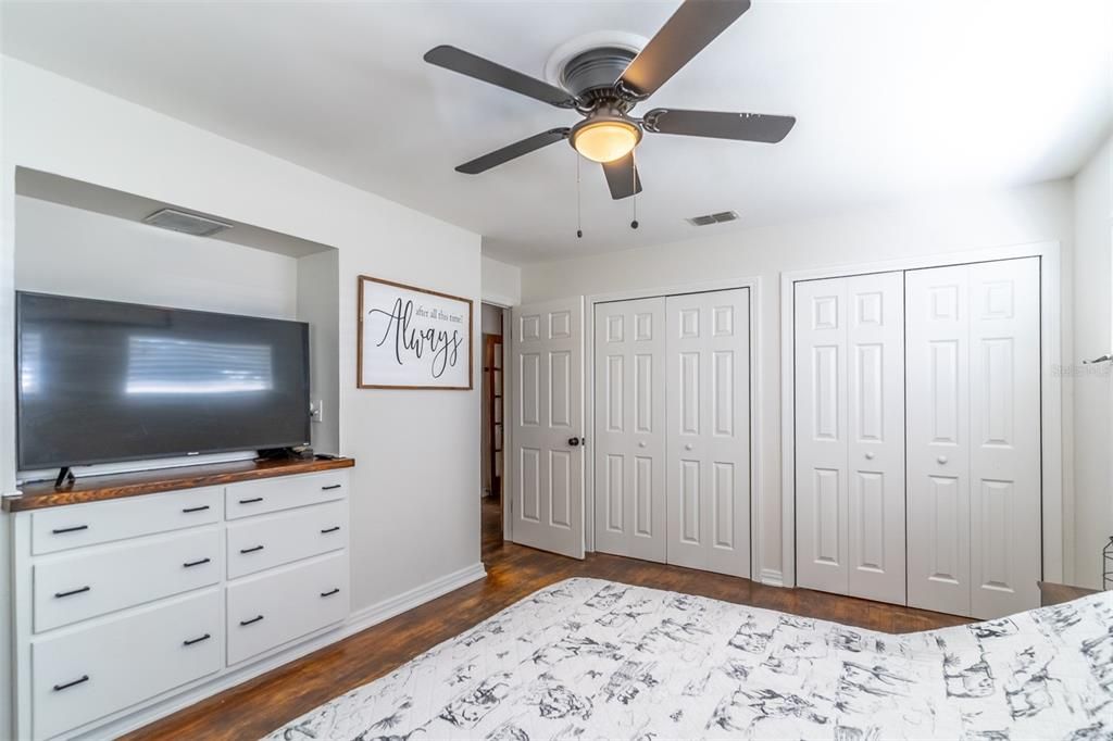 For Sale: $250,000 (2 beds, 1 baths, 1000 Square Feet)