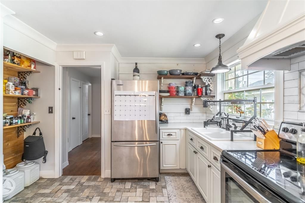 For Sale: $250,000 (2 beds, 1 baths, 1000 Square Feet)