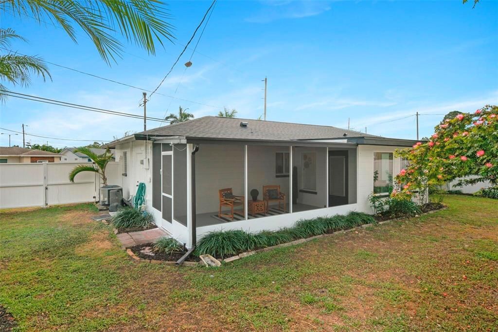 For Sale: $339,000 (2 beds, 1 baths, 1133 Square Feet)